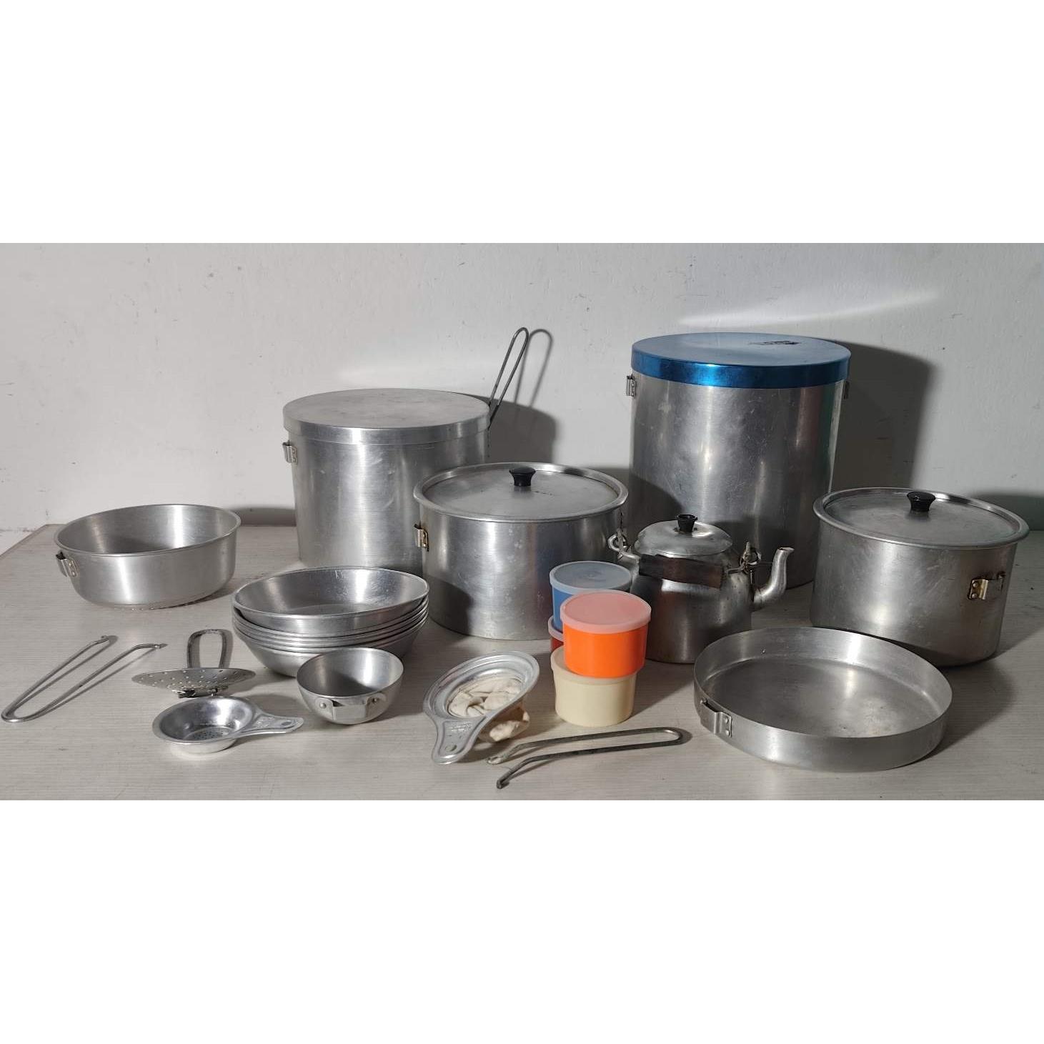 Kit para camping en aluminio (ollas , caldera, platos, cucharon y Olla con canilla para líquidos, todas con manijas extraíbles, se guarda todo dentro del tacho grande , medidas 27 de alto x 26 de diametro, ver fotos)